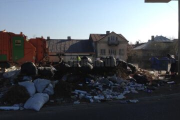 Gunoiul aruncat sub pasarela Itcani, deși mașinile de salubrizare trec de două ori pe săptămână să colecteze deșeurile de la case