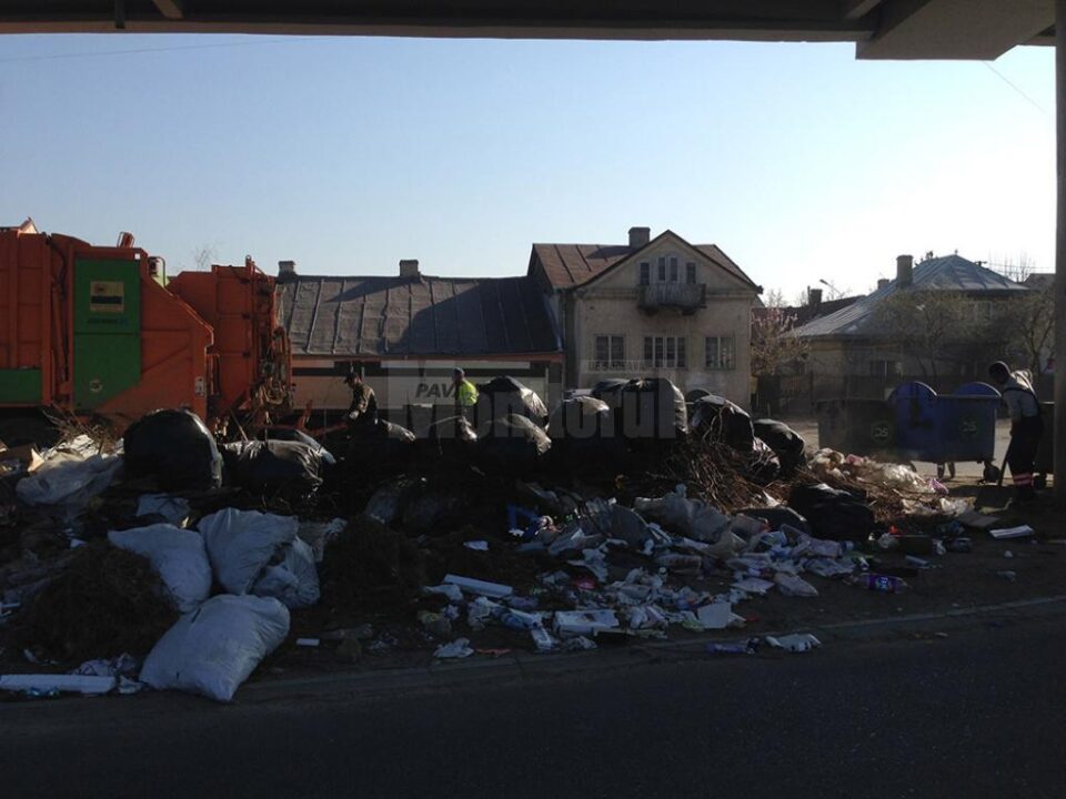 Gunoiul aruncat sub pasarela Itcani, deși mașinile de salubrizare trec de două ori pe săptămână să colecteze deșeurile de la case Gunoiul aruncat sub pasarela Itcani, deși mașinile de salubrizare trec de două ori pe săptămână să colecteze deșeurile de la case