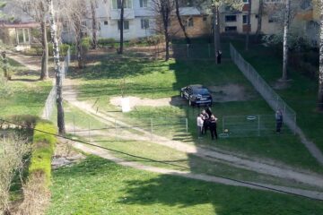 Terenul privat dintre blocurile de pe Aleea Venus, împrejmuit cu gard