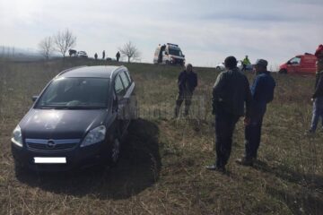 Opelul condus de femeia nevoită să iasă în decor pentru a evita o nenorocire