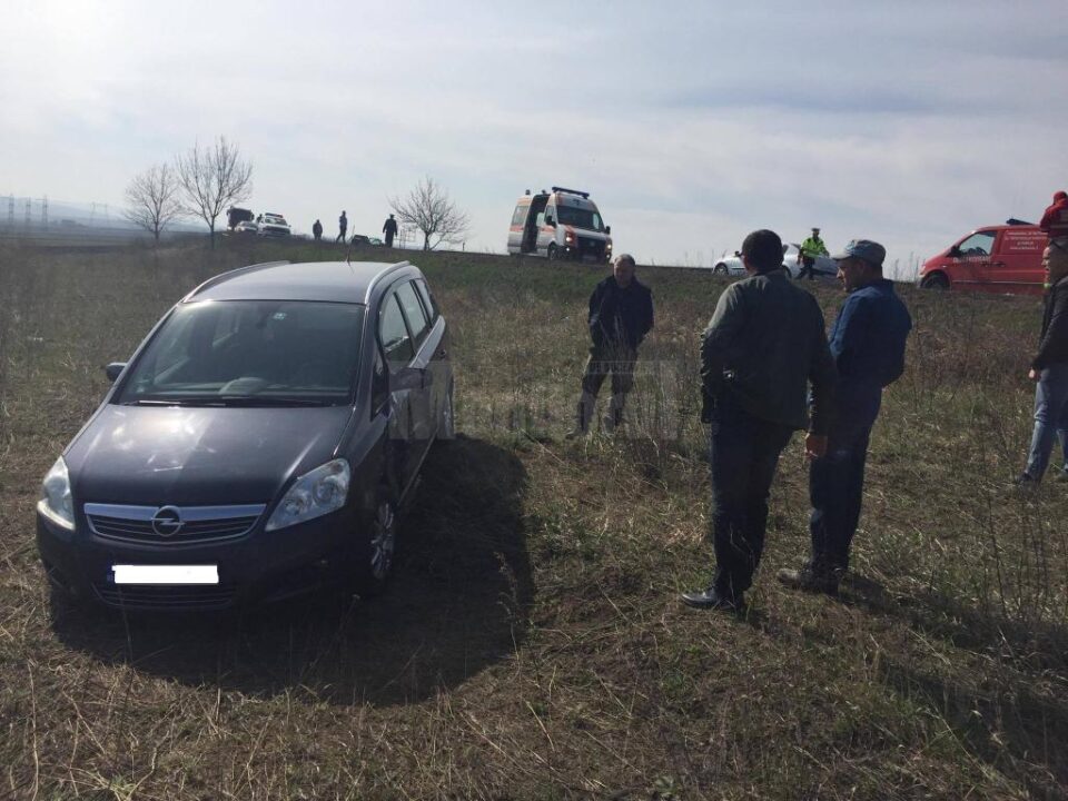 Opelul condus de femeia nevoită să iasă în decor pentru a evita o nenorocire