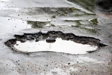 Un bărbat s-a răsturnat cu motocicleta din cauza unei gropi din asfalt