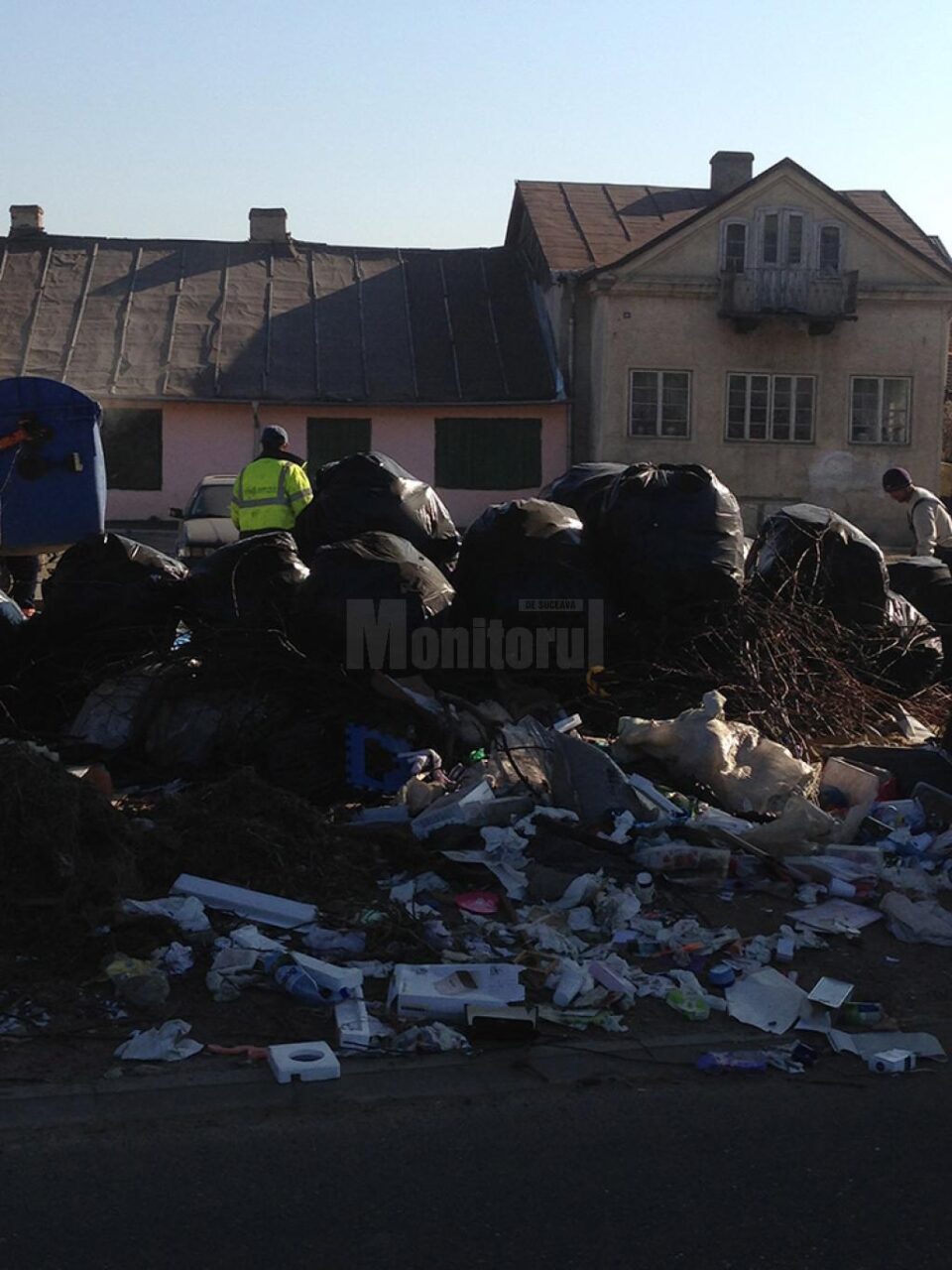Pasarela Ițcani, transformată în groapă de gunoi
