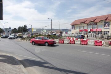 Sensul giratoriu de la Dedeman, blocat parțial cu un separator de sens, de ieri dimineață