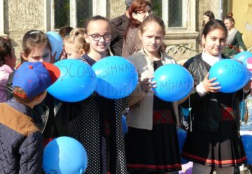Marș de susținere a persoanelor diagnosticate cu autism, la Fălticeni