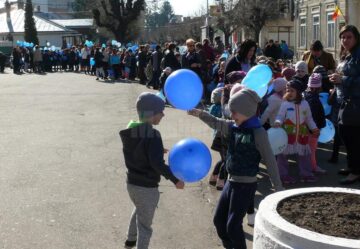 Marș de susținere a persoanelor diagnosticate cu autism, la Fălticeni