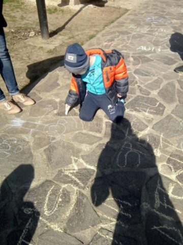 Copii de la Asociația Help Autism - filiala Suceava au ieșit în parc să deseneze și să socializeze