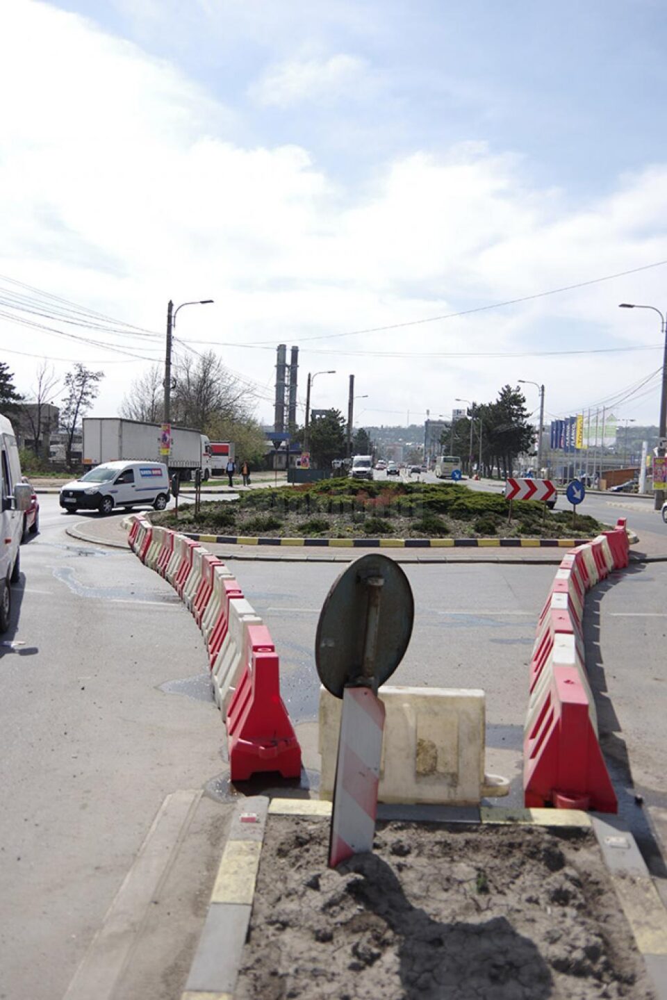 Sensul giratoriu de la Dedeman, blocat parțial cu un separator de sens, de ieri dimineață