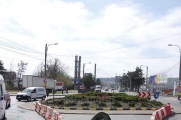 Sensul giratoriu de la Dedeman, blocat parțial cu un separator de sens, de ieri dimineață