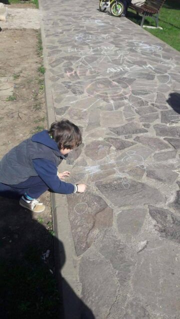 Copii de la Asociația Help Autism - filiala Suceava au ieșit în parc să deseneze și să socializeze