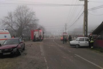 Două mașini s-au izbit frontal, la Bogdănești