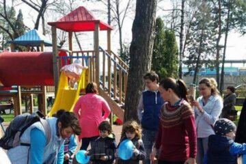 Activități ale copiilor care fac terapie în cadrul Asociației Help Autism, filiala Suceava