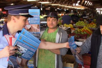 Oamenii au fost informați de polițiști cu ajutorul a peste 1.500 de pliante distribuite