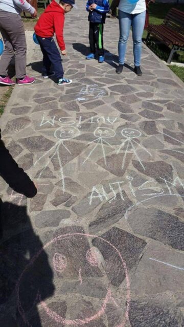Copii de la Asociația Help Autism - filiala Suceava au ieșit în parc să deseneze și să socializeze
