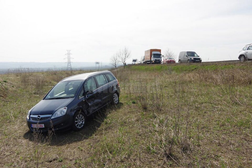 Opelul condus regulamentar de femeia din Preutești a ajuns pe ogor