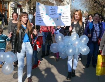 Marș de susținere a persoanelor diagnosticate cu autism, la Fălticeni