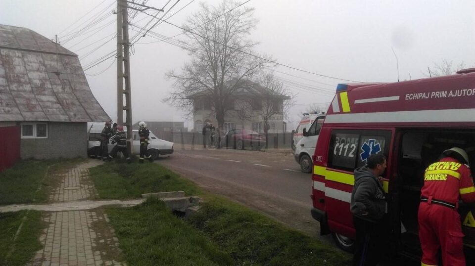 Două mașini s-au izbit frontal, la Bogdănești