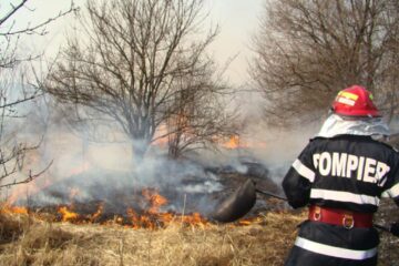 Două incendii de vegetație provocate de două bătrâne au afectat livezi și fânețe în zona de munte