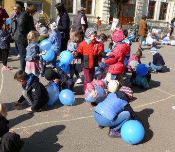 Marș de susținere a persoanelor diagnosticate cu autism, la Fălticeni