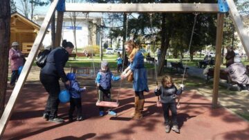 Copii de la Asociația Help Autism - filiala Suceava au ieșit în parc să deseneze și să socializeze