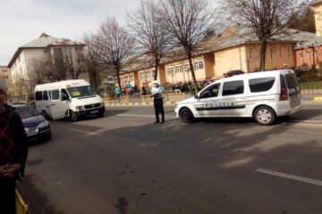 Accidentul de pe Calea Burdujeni în care a fost implicat un microbuz maxi-taxi. Foto: Marius Huțanu