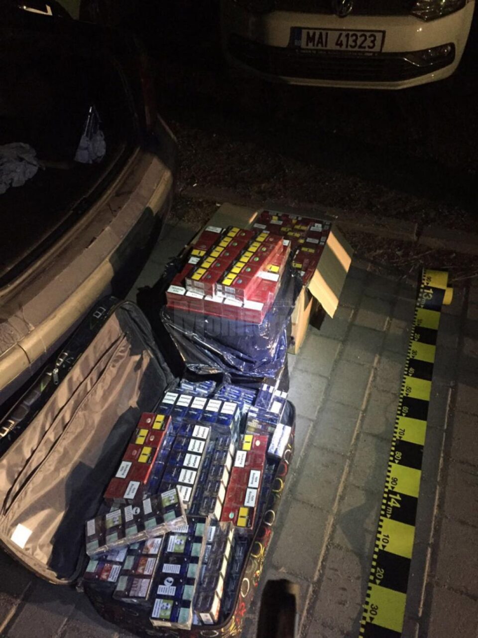 În interiorul mașinii polițiștii au descoperit 1.400 de pachete de țigări de contrabandă În interiorul mașinii polițiștii au descoperit 1.400 de pachete de țigări de contrabandă