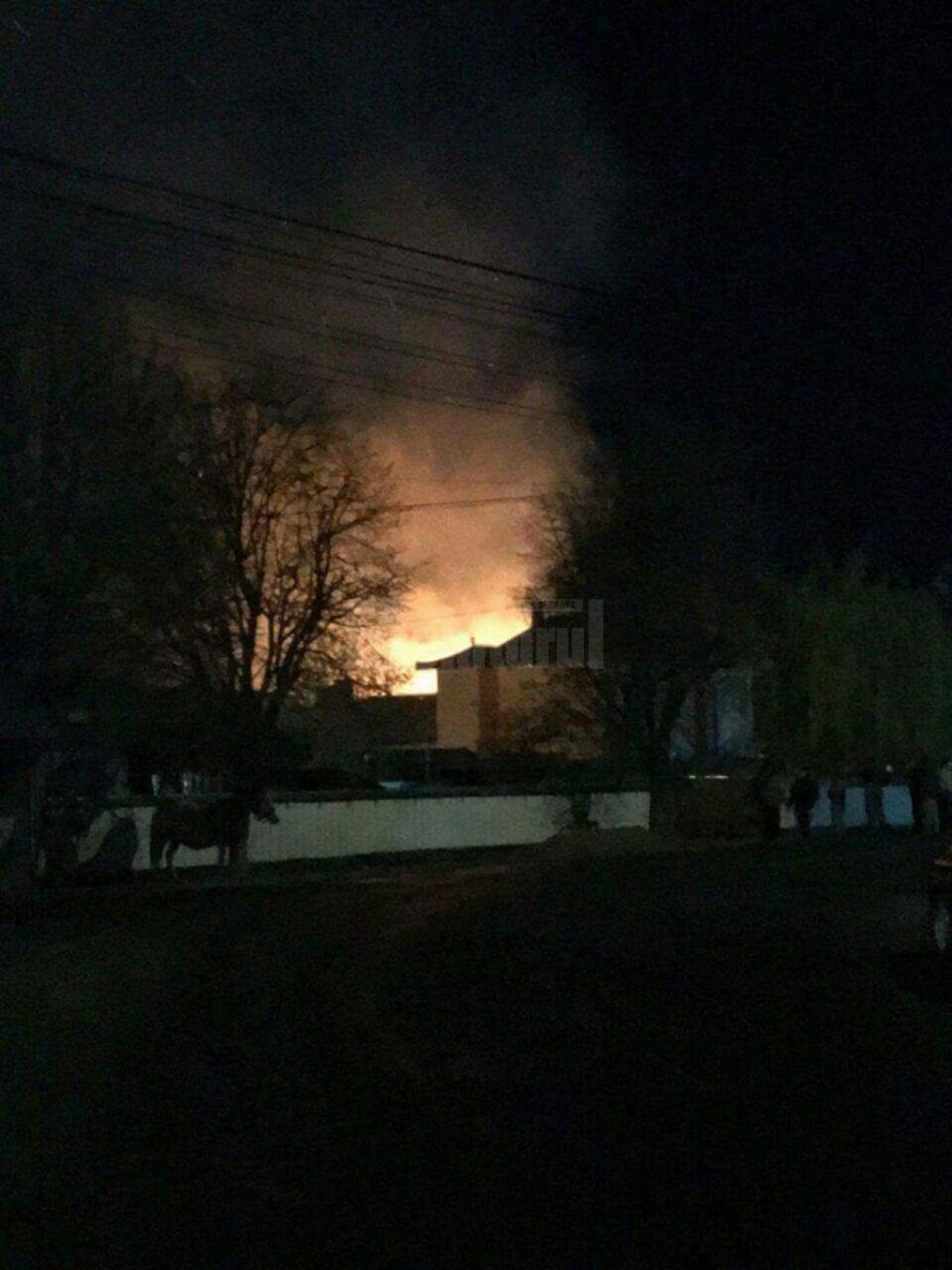 Incendiul a izbucnit de la un coș de fum defect, un bărbat intoxicat cu fum ajungând la spital Incendiul a izbucnit de la un coș de fum defect, un bărbat intoxicat cu fum ajungând la spital