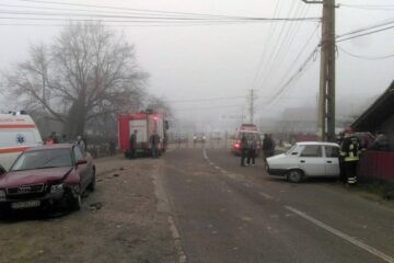 Cele două mașini implicate în accident