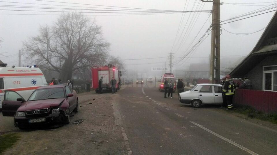 A ajuns cu Dacia în peretele unei case, după ce nu a dat prioritate unei alte mașini