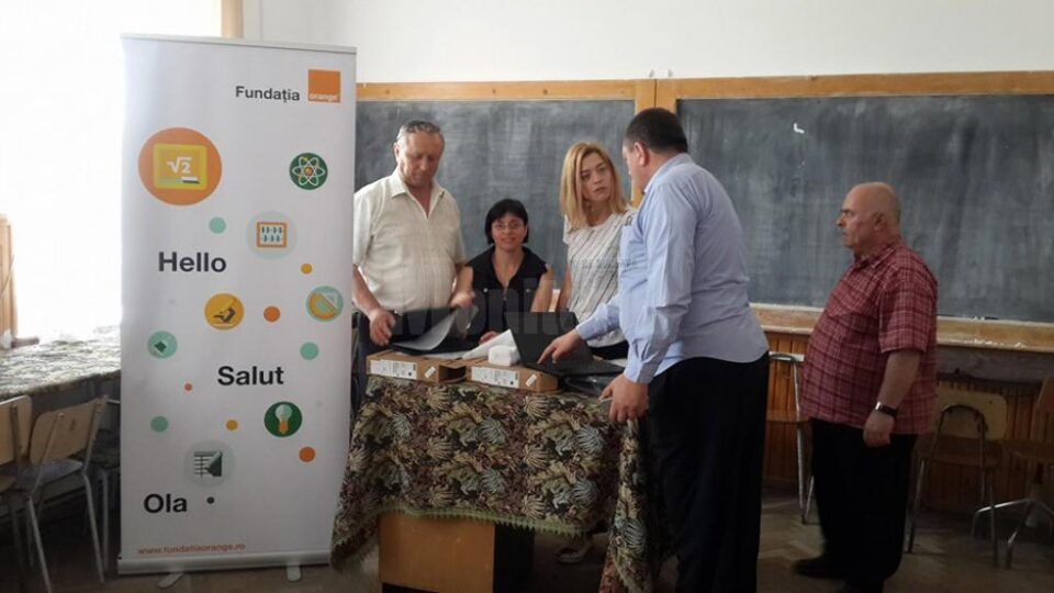 Calculatoare și cursuri de informatică în valoare de 7.000 de euro, pentru elevii școlii din Bosanci