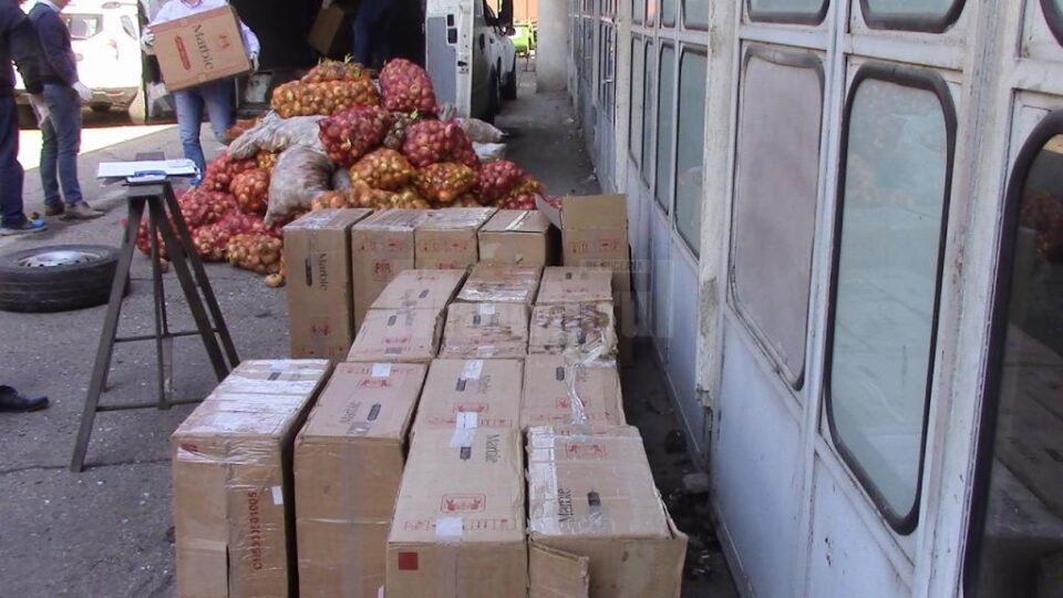 12.500 pachete cu țigări, ascunse sub saci cu ceapă