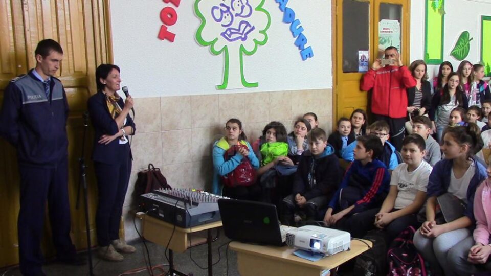 Acțiunea polițiștilor suceveni a avut ca scop avertizarea elevilor despre pericolele de pe internet
