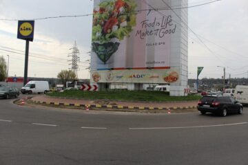 Sensul giratoriu de la Bazar a fost redus, fiind crescuta zona carosabilă, pentru fluidizarea traficului