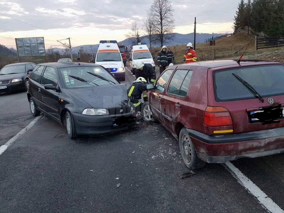 Două mașini s-au ciocnit violent din cauza unui șofer care a depășit pe linie continuă