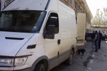 Autoutilitara cu care au fost transportate țigările de contrabandă, indisponibilizată la sediul IPJ Suceava