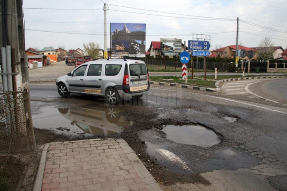 Curbă capcană, cu gropi adânci, la ieșirea din Șcheia spre Humor