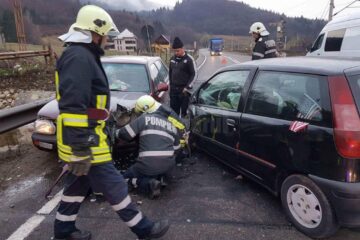 Mașinile s-au ciocnit violent