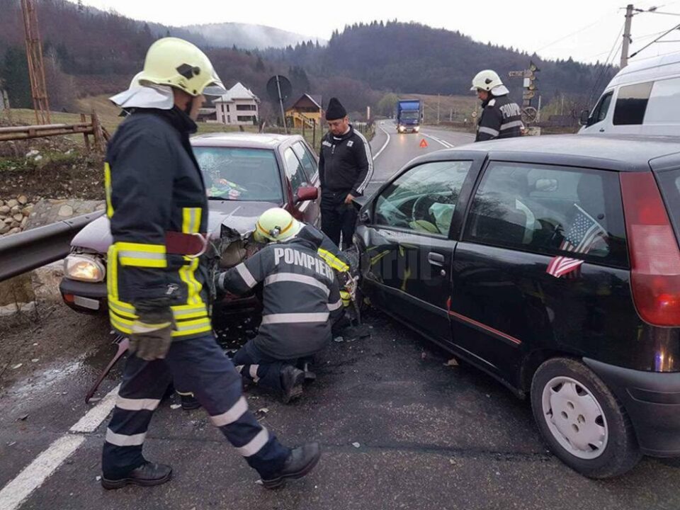 Mașinile s-au ciocnit violent