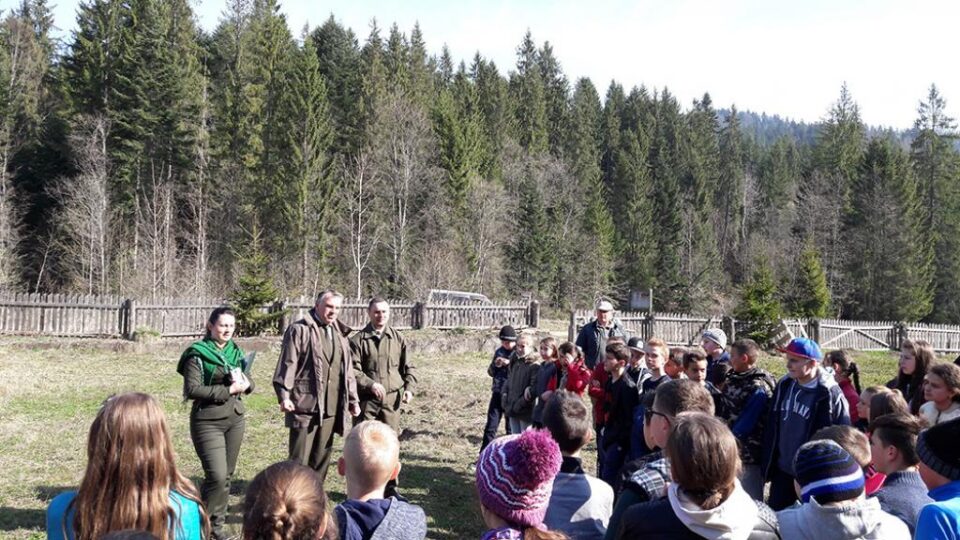 Elevii Școlii Gimnaziale Brodina au învățat de la silvicultori OS Falcău cum să planteze corect, dar și importanța pădurii Elevii Școlii Gimnaziale Brodina au învățat de la silvicultori OS Falcău cum să planteze corect, dar și importanța pădurii
