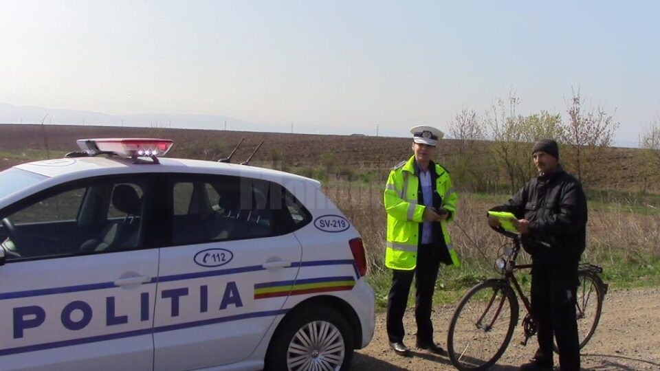 Bicicliștii au primit veste reflectorizante