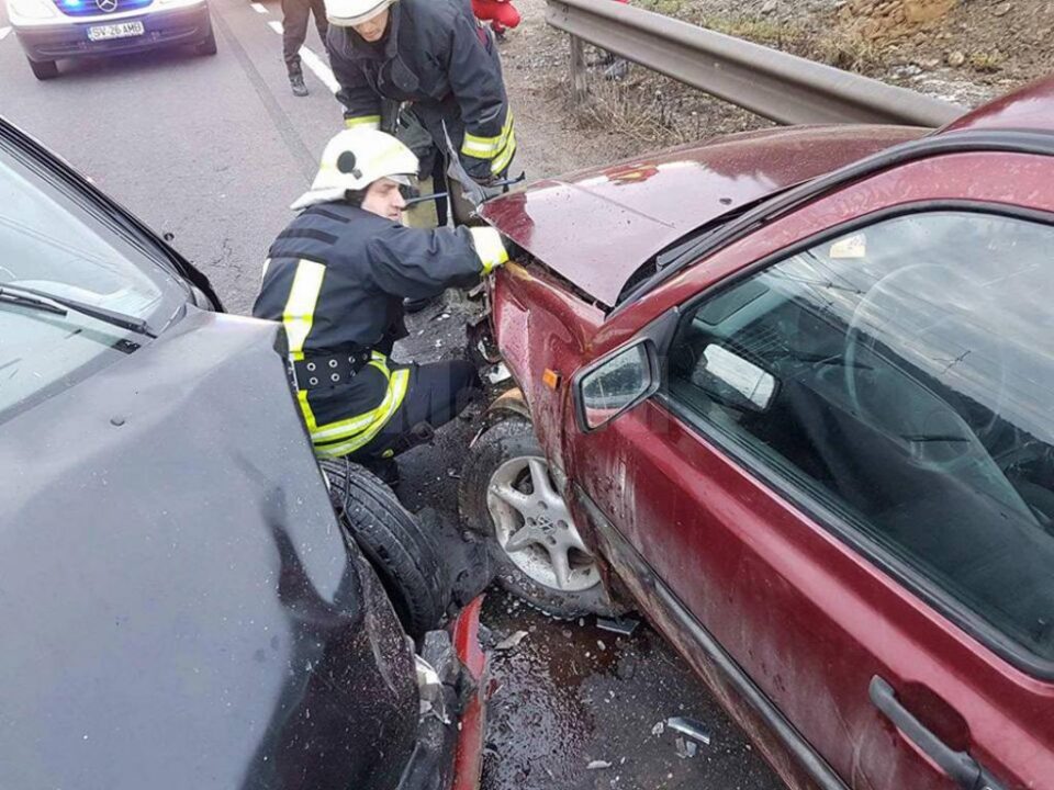 Două mașini s-au ciocnit violent din cauza unui șofer care a depășit pe linie continuă