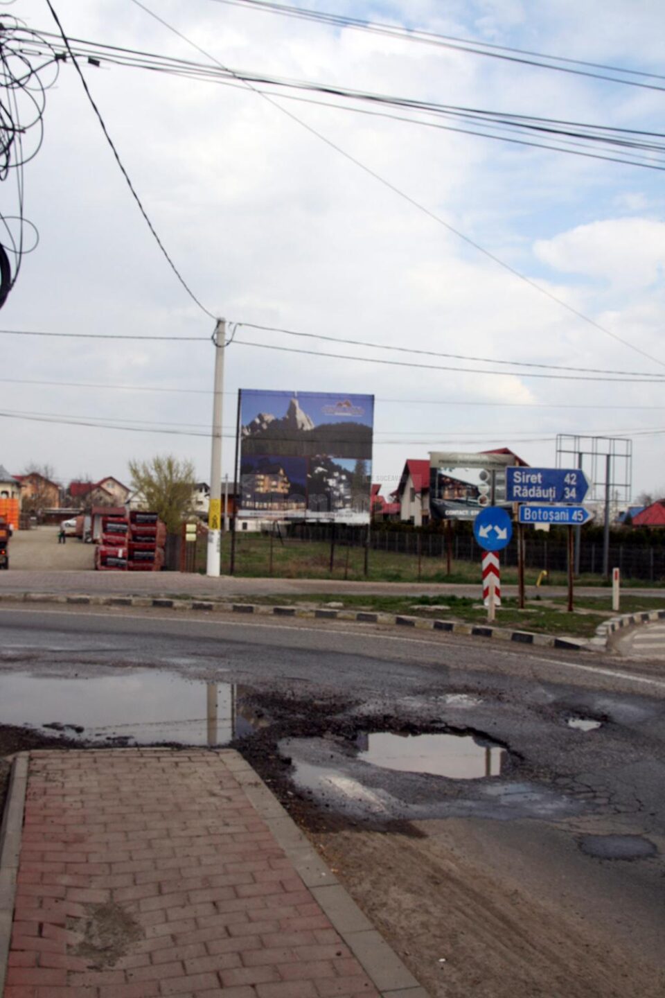 Gropile mari din curbă pot fi adevărate capcane pentru șoferi