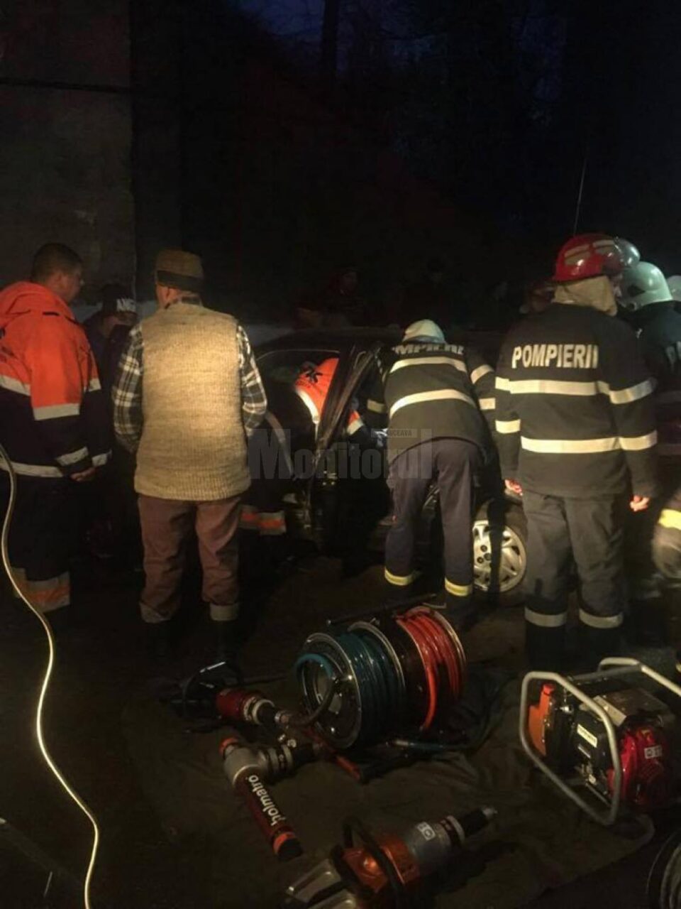 În urma intervenției modulului de descarcerare, tânărul a fost salvat din interiorul mașinii distruse În urma intervenției modulului de descarcerare, tânărul a fost salvat din interiorul mașinii distruse