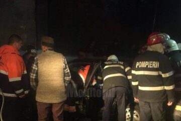 În urma intervenției modulului de descarcerare, tânărul a fost salvat din interiorul mașinii distruse