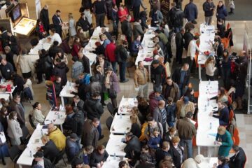 Înghesuială de angajatori, mai puțin de șomeri interesați, la Bursa locurilor de muncă