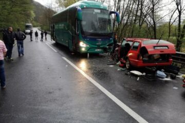 Autocarul a intrat în coliziune violentă cu un autoturism VW înmatriculat în Bulgaria. Foto: news.ro