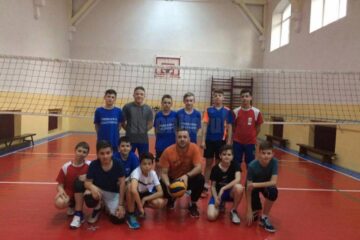 Echipa de minivolei din Fălticeni, alături de antrenorul Ionel Ciocan