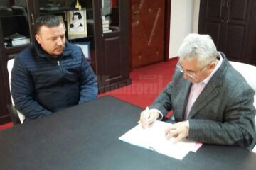 Ion Lungu semnând acordul care dă acces la atragerea a 40 de milioane de euro