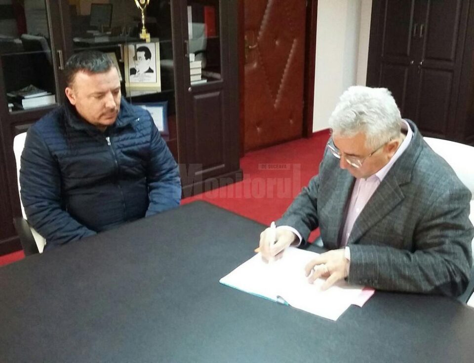 Ion Lungu semnând acordul care dă acces la atragerea a 40 de milioane de euro