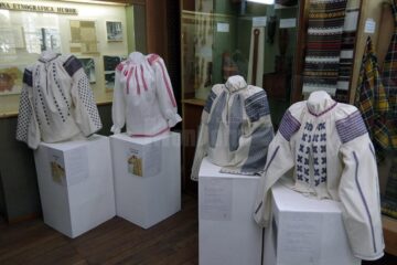 34 de replici ale unor cămăși românești ce se află păstrate peste granițe pot fi admirate la Hanul Domnesc